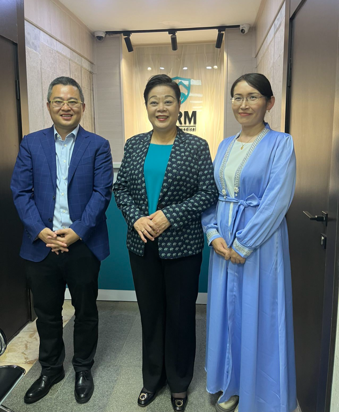 中國大(dà)使館與吉爾吉斯斯坦衛生部聯合考察山水(shuǐ)絲路(lù)CT影像中心